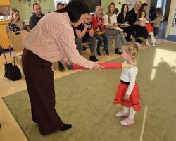 dzieci i dorośli podczas uroczystości pasowania na przedszkolaka i starszaka