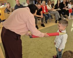 dzieci i dorośli podczas uroczystości pasowania na przedszkolaka i starszaka