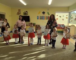 dzieci i dorośli podczas uroczystości pasowania na przedszkolaka i starszaka