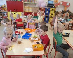 dzieci podczas matematycznego zdrowego śniadania