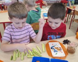 dzieci podczas matematycznego zdrowego śniadania