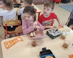 dzieci podczas matematycznego zdrowego śniadania