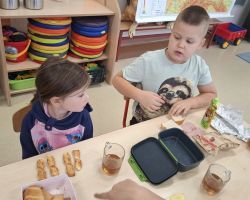 dzieci podczas matematycznego zdrowego śniadania