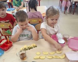 dzieci podczas matematycznego zdrowego śniadania