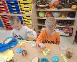 dzieci podczas matematycznego zdrowego śniadania