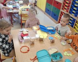 dzieci podczas matematycznego zdrowego śniadania