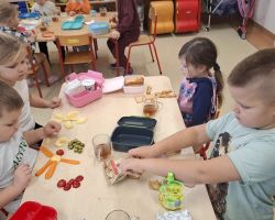 dzieci podczas matematycznego zdrowego śniadania