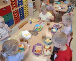 dzieci podczas matematycznego zdrowego śniadania