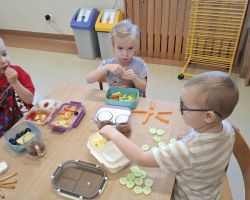 dzieci podczas matematycznego zdrowego śniadania