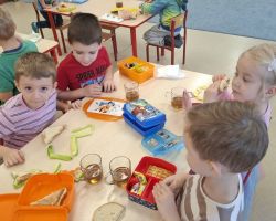 dzieci podczas matematycznego zdrowego śniadania