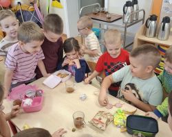 dzieci podczas matematycznego zdrowego śniadania