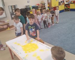 dzieci podczas obchodów dnia życzliwości