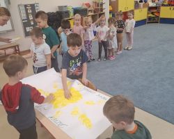 dzieci podczas obchodów dnia życzliwości