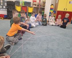 dzieci podczas obchodów dnia życzliwości