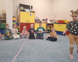 dzieci podczas obchodów dnia życzliwości