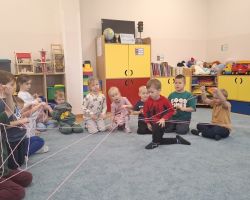 dzieci podczas obchodów dnia życzliwości