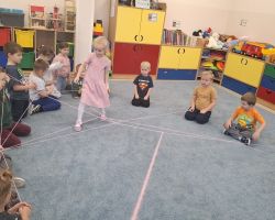 dzieci podczas obchodów dnia życzliwości