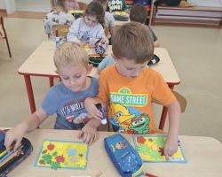 dzieci podczas obchodów dnia życzliwości