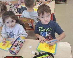 dzieci podczas obchodów dnia życzliwości