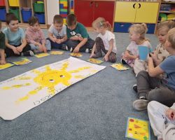 dzieci podczas obchodów dnia życzliwości