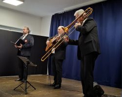 dzieci i muzycy podczas koncertu patriotycznego