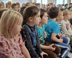 dzieci i muzycy podczas koncertu patriotycznego