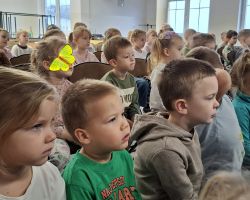 dzieci i muzycy podczas koncertu patriotycznego