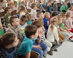 dzieci i muzycy podczas koncertu patriotycznego