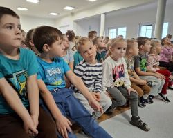 dzieci i muzycy podczas koncertu patriotycznego