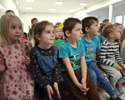 dzieci i muzycy podczas koncertu patriotycznego