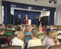 dzieci i muzycy podczas koncertu patriotycznego