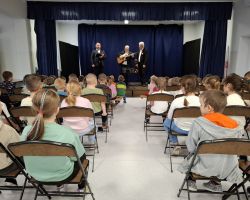 dzieci i muzycy podczas koncertu patriotycznego