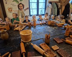 dzieci podczas wycieczki do muzeum piernika