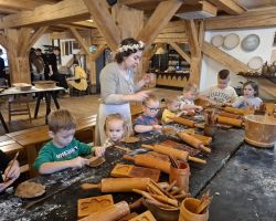 dzieci podczas wycieczki do muzeum piernika