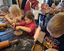 dzieci podczas wycieczki do muzeum piernika