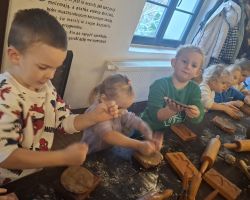 dzieci podczas wycieczki do muzeum piernika