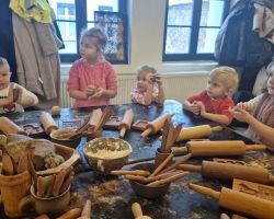 dzieci podczas wycieczki do muzeum piernika