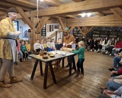 dzieci podczas wycieczki do muzeum piernika