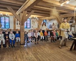 dzieci podczas wycieczki do muzeum piernika