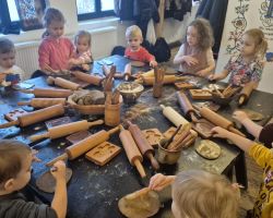 dzieci podczas wycieczki do muzeum piernika