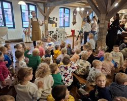 dzieci podczas wycieczki do muzeum piernika