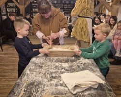 dzieci podczas wycieczki do muzeum piernika