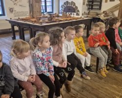 dzieci podczas wycieczki do muzeum piernika