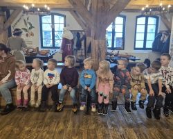dzieci podczas wycieczki do muzeum piernika