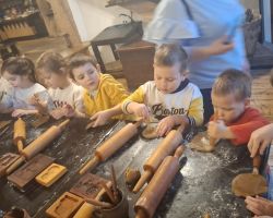 dzieci podczas wycieczki do muzeum piernika