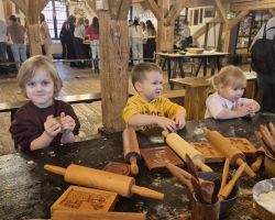 dzieci podczas wycieczki do muzeum piernika