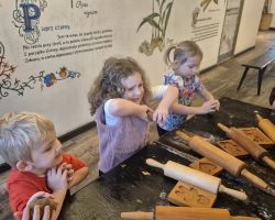 dzieci podczas wycieczki do muzeum piernika