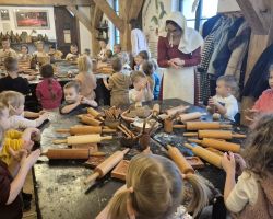 dzieci podczas wycieczki do muzeum piernika