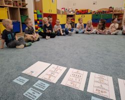 dzieci podczas zajęć dydaktycznych poznają prawa dziecka