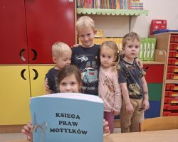 dzieci podczas zajęć dydaktycznych poznają prawa dziecka